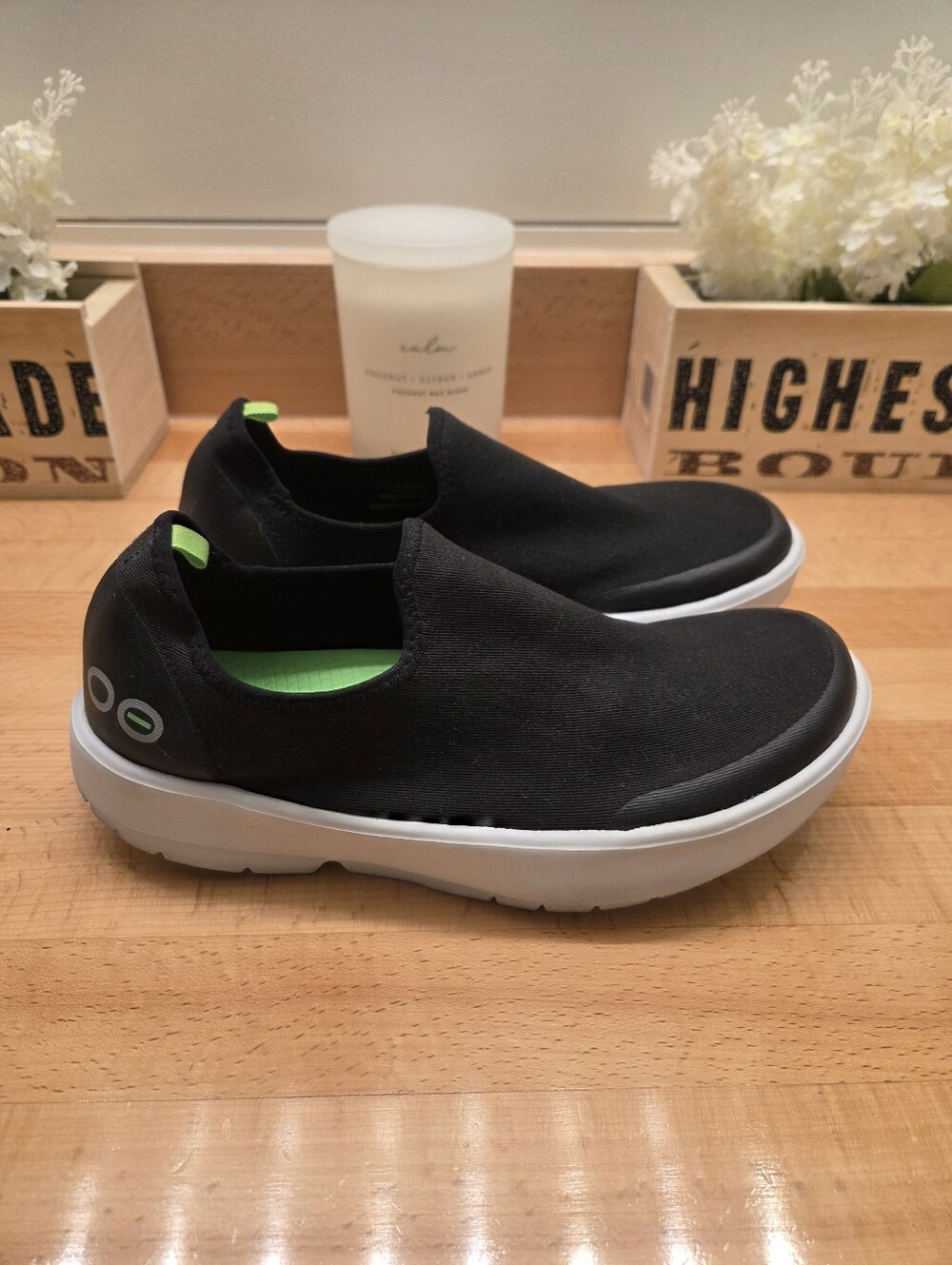 OOFOS OOmg eeZee Low Recovery Shoe Black/ White Womens Size 9